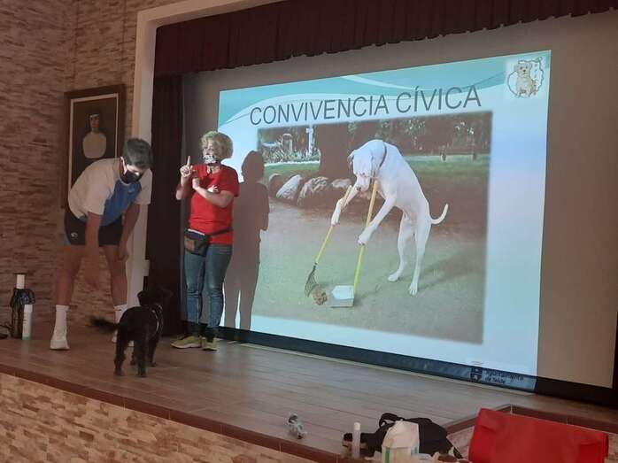 La concejala Auri Saavedra con la perra Lisa/TA.